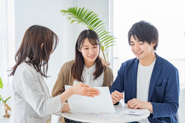 女性スタッフと話す夫婦