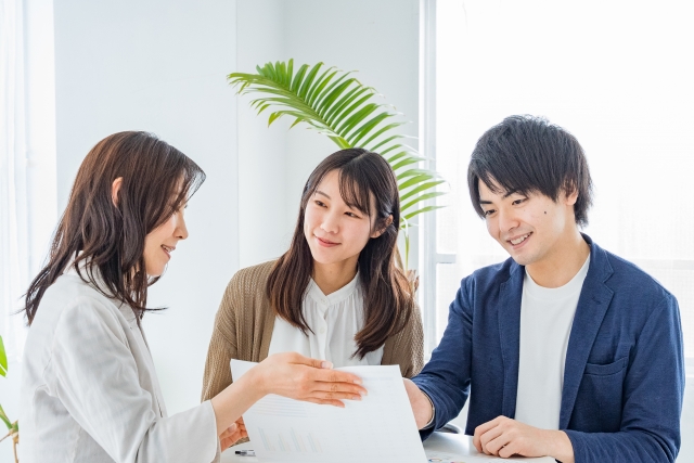 女性スタッフと話す夫婦