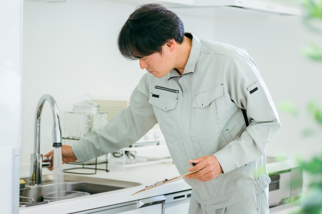 水回りのチェックをしているスタッフ