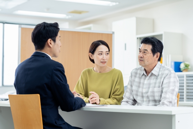 男性スタッフと話している中年夫婦