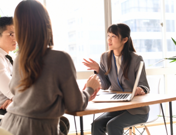 笑顔で話す女性スタッフ